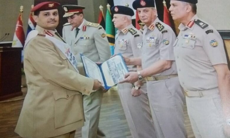 ضابط من أبين يحصل على المرتبة الثانية في دفعة خريجي كلية القادة بمصر