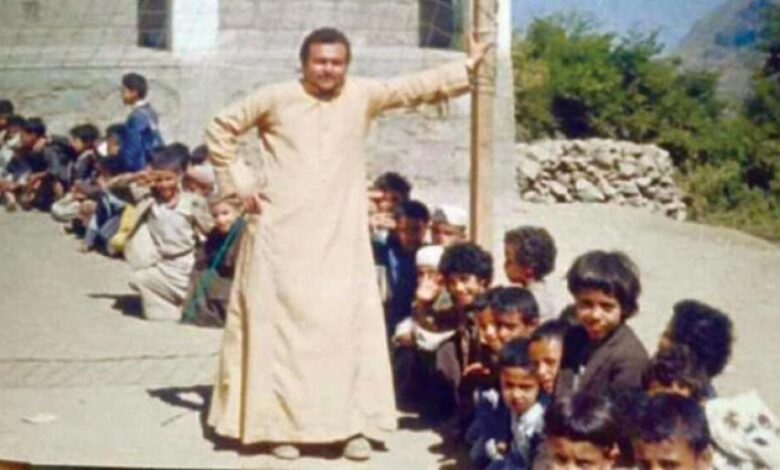 بعد 30 عاماً .. مدرس مصري يعثر على تلاميذه اليمنيين في القاهرة