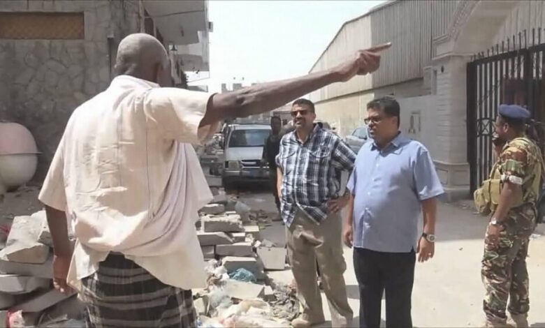 المحافظ سالمين يتفقد اوضاع النظافة في حي كينيا بمديرية المعلا