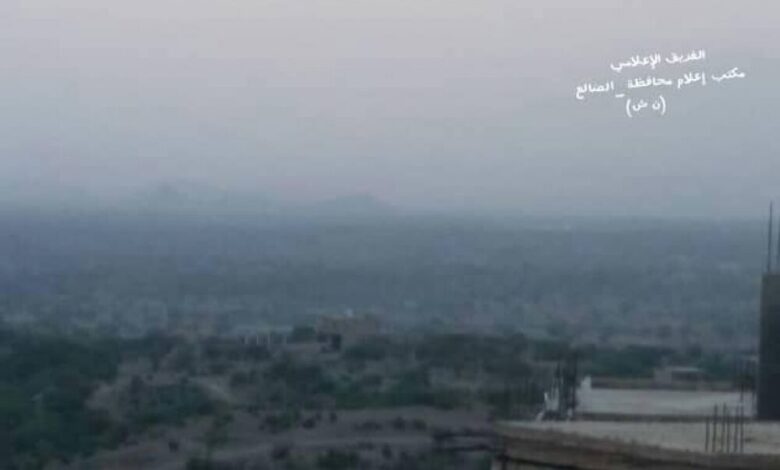 دبابة المقاومة الجنوبية تستهدف مواقع ميليشيات الحوثي شمال مدرسة الريبي بحجر بالضالع