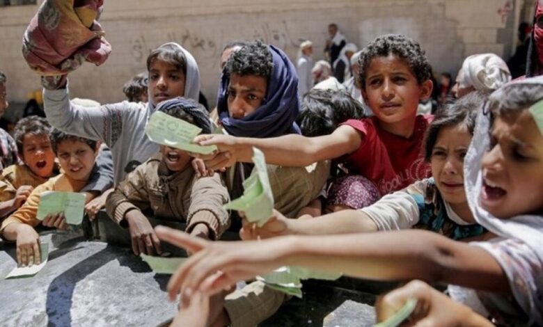 حرب اليمن تقطع طريق الأب إلى العمل.. وطفله الصغير يتضور جوعا