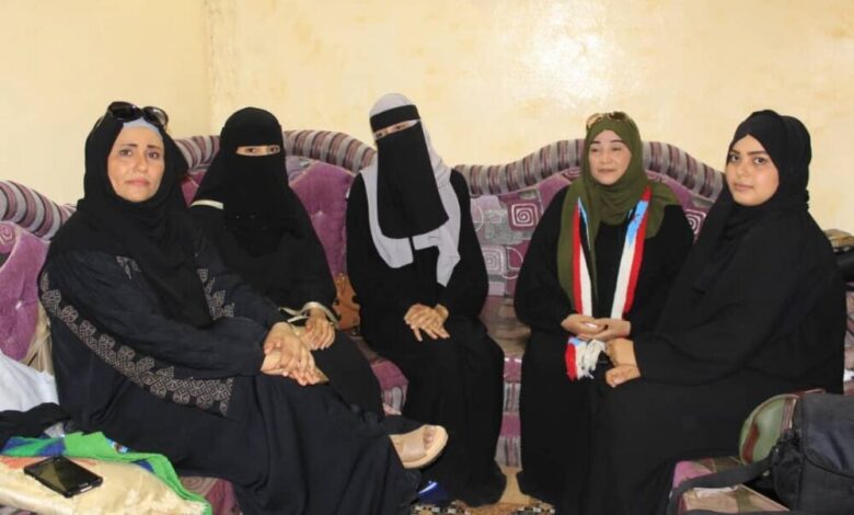 وفداً من دائرة المرأة والطفل في الأمانة العامة للمجلس الانتقالي يزور ام الشهداء الثلاثة في عدن
