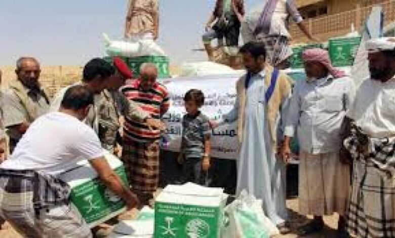 مركز الملك سلمان للإغاثة يدشن توزيع مساعدات غذائية وايوائية في عدد من المحافظات