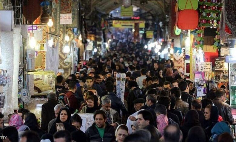 بلومبيرغ: آلاف الإيرانيين يفقدون المساعدات الحكومية