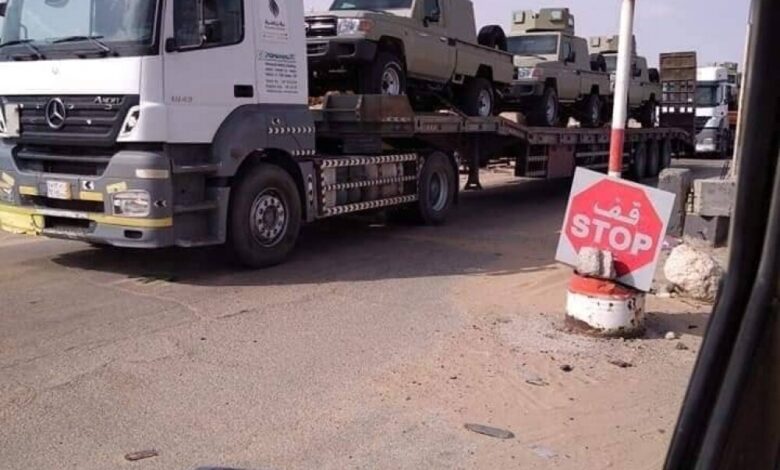 بالصور:آليات عسكرية سعودية تصل عتق