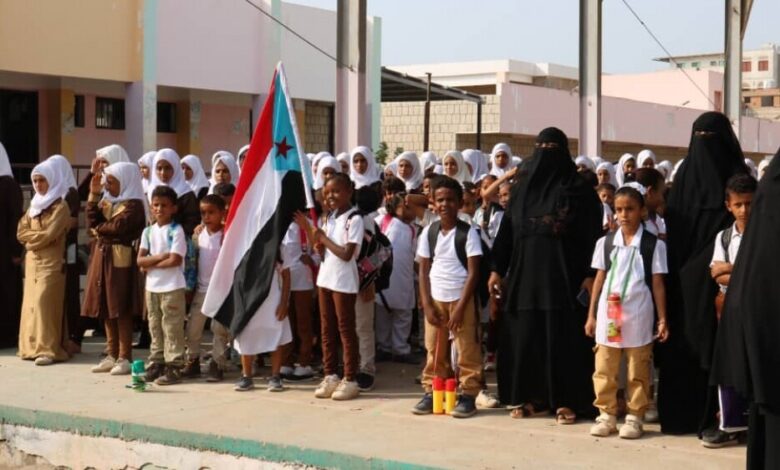 تواصل تدشين العام الدراسي وترديد النشيد الجنوبي في مدارس الشيخ عثمان