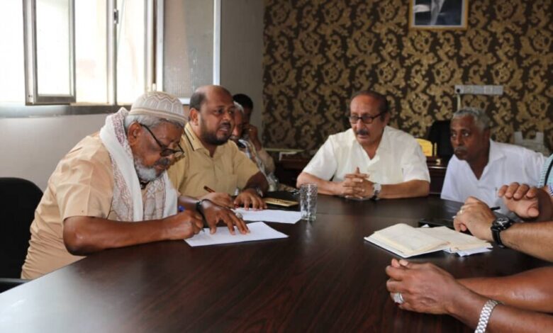 السلطة المحلية في الشيخ عثمان تجتمع بموظفين المالية ومندوبين منظمة كير