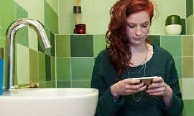 احذر.. استخدام هاتفك فى الحمام يصيبك بالبواسير