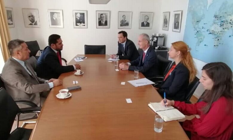 الوزير عسكر يناقش مع مسؤول بلجيكي أوضاع حقوق الانسان في اليمن