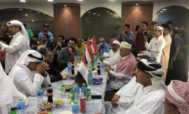 مكتب رعاية المصالح اليمنية في الدوحة يقيم مأدبة عشاء لبعثة منتخب الناشئين