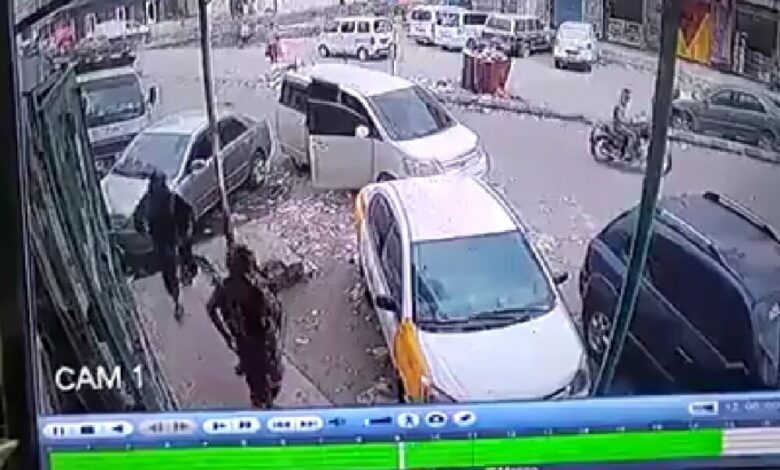 فيديو عملية سطو مسلحة استهدفت محل صرافة بعدن قام بها مسلحون يرتدون بزات أمنية