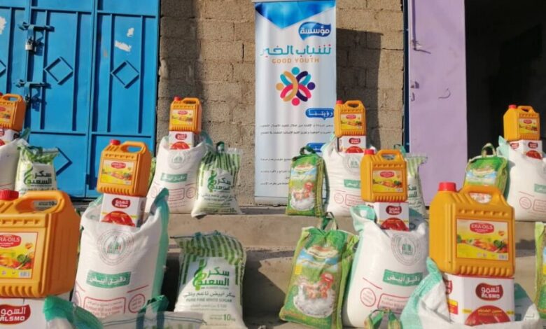 مؤسسة شباب الخير توزع سلل غذائية للنازحين غرب عدن