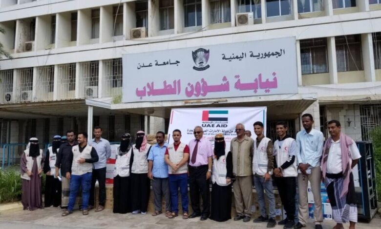 الهلال الأحمر الإماراتي يسلّم أجهزة إلكترونية لنيابة شؤون الطلاب جامعة عدن
