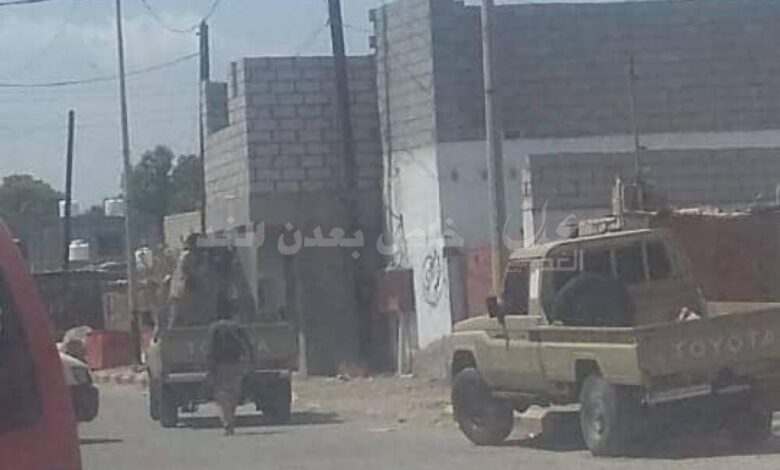 عاجل:اطقم عسكرية تحاصر منزل مواطن بخورمكسر(صور)