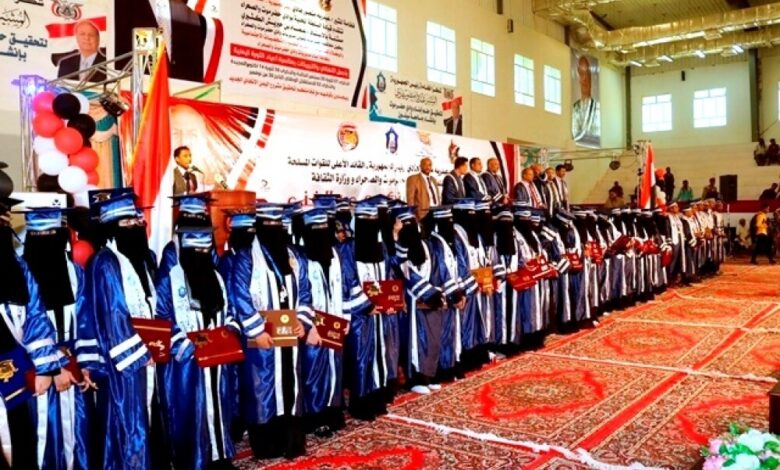 حفل بأعياد الثورة اليمنية سبتمبر واكتوبر ونوفمبر وتخرج الدفعة الاولى من طلاب وطالبات جامعة سيئون
