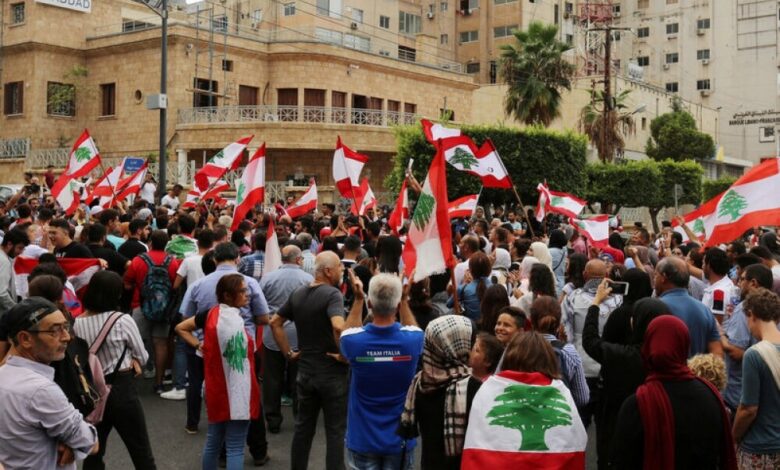 استمرار حالة الشلل في لبنان لليوم السابع والجيش يفتح بعض الطرق