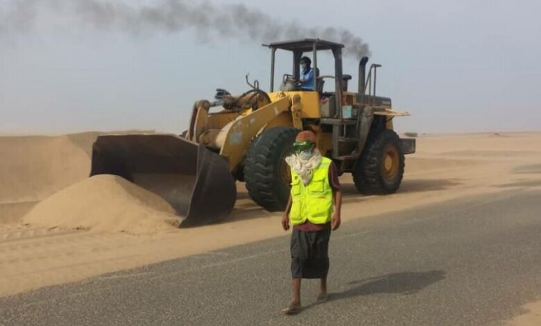 صندوق صيانة الطرق يواصل أعمال إزالة الكثبان الرملية في أبين