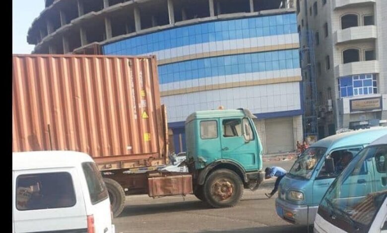 صورة وتعليق: رجل مرور في مواجهة شاحنة مخالفة لخط السير.. من ينقذ عدن؟!