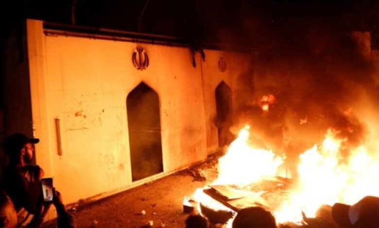 عرض الصحف البريطانية - في الإندبندنت: "حرق القنصلية الإيرانية في النجف مؤشر على تخلي الشيعة عن مشاعر التضامن الديني تجاه إيران"