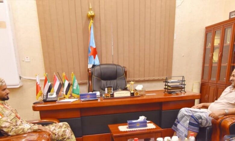 عدن : رئيس المجلس الانتقالي يلتقي مدير العلاقات العامة للحزام الأمني بابين