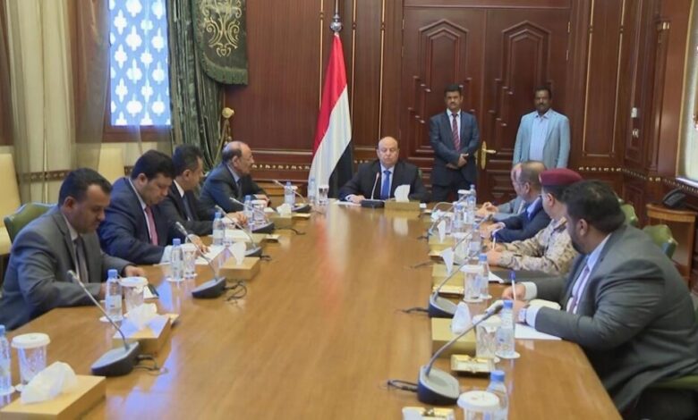 دبلوماسي يمني يشن هجوماً حاداً على الشرعية.. ماذا قال؟