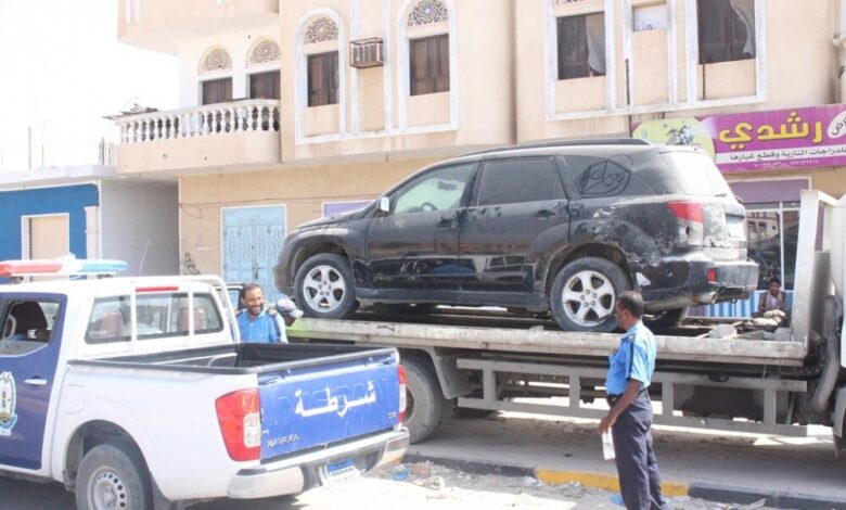 حضرموت : تنفيذ حملة إزالة السيارات القديمة من جوانب الشوارع الرئيسية لمدينة الشحر