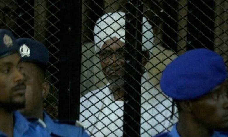 البشير: حكم مخفف على الرئيس السوداني المخلوع يثير جدلا... و"زحف أخضر" في شوارع الخرطوم