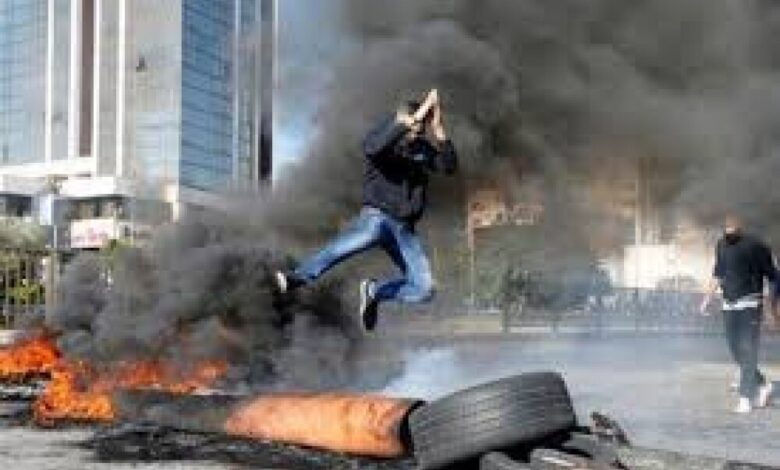 الأمن اللبناني يطلق الغاز المسيل للدموع على محتجين ويشتبك معهم قرب البنك المركزي