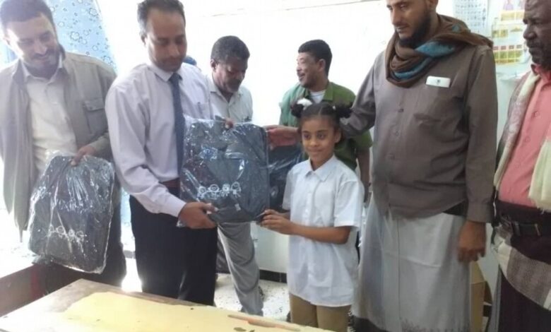 مدير عام التربية أبين يدشن توزيع الحقيبة المدرسية في مدرسة جمعية الصم والبكم بزنجبار