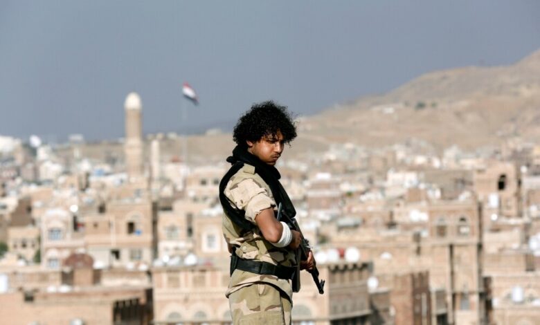 صحفي يمني مخاطبا الشرعية: حرروا صنعاء لتضمنوا بقاء الجهورية والوحدة
