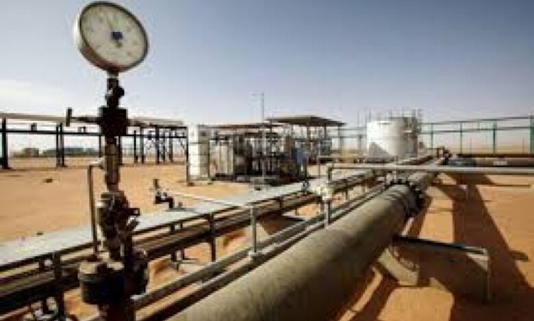 حقول النفط في جنوب ليبيا مهددة بالإغلاق بعد توقف خط أنابيب