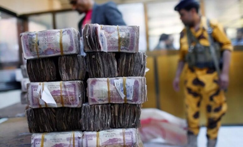 انهيار مستمر في سعر صرف الريال اليمني مقابل العملات الأجنبية ومخاوف من استمرار المشكلة