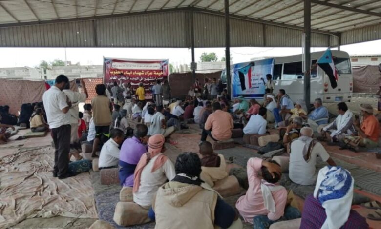 أقامها في مدينة زنجبار :انتقالي أبين يقيم خيمة عزاء لضحايا مجزرة معسكر " الميل " بمأرب