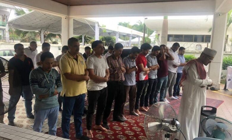 طلاب اليمن  في ماليزيا يؤدون صلاة الجمعة في السفارة احتجاجا على سوء احوالهم المعيشية