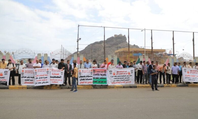 المعينين بجامعة عدن يصعدون احتجاجاتهم امام بوابة قصر معاشيق