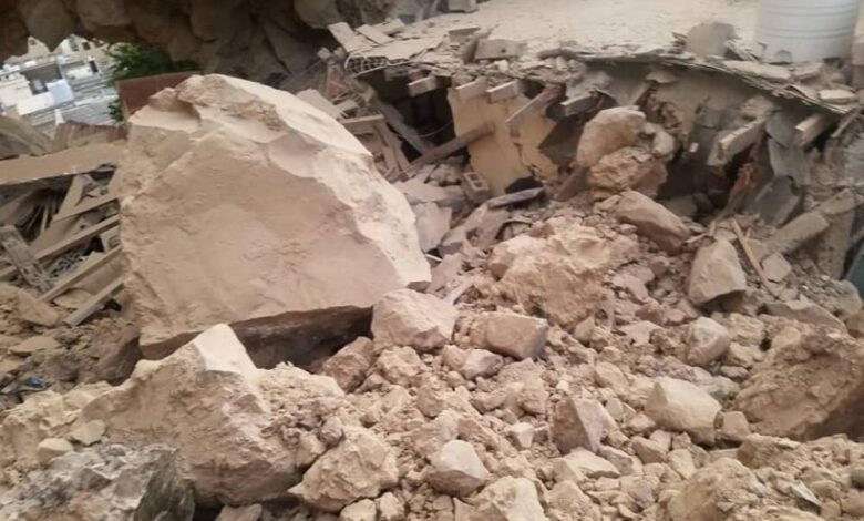 صور :انهيار صخري يخلف اضرار بالغة بعدد من المنازل بالمدينة القديمة بعدن
