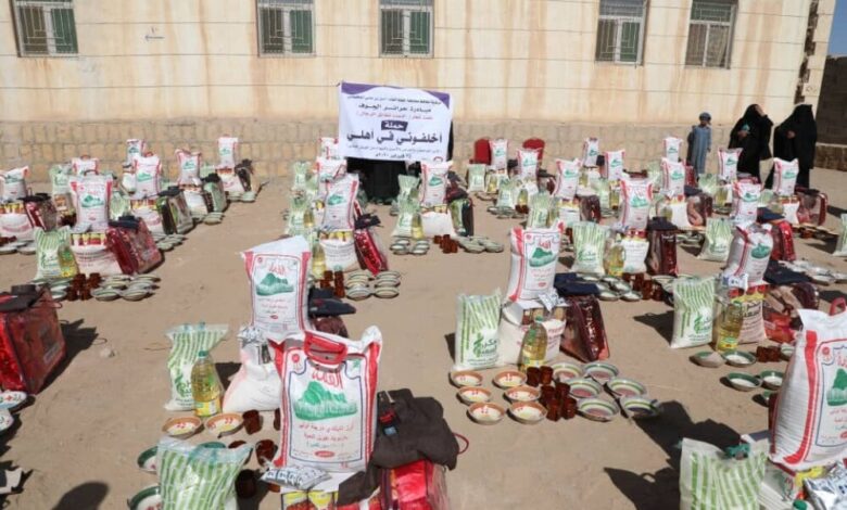 حرائر الجوف توزع سلال غذائية لأسر مرابطي وشهداء الجيش الوطني
