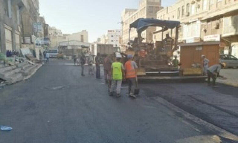 استمرار اعمال الصيانة لعدد من الطرق الرئيسية في عدن