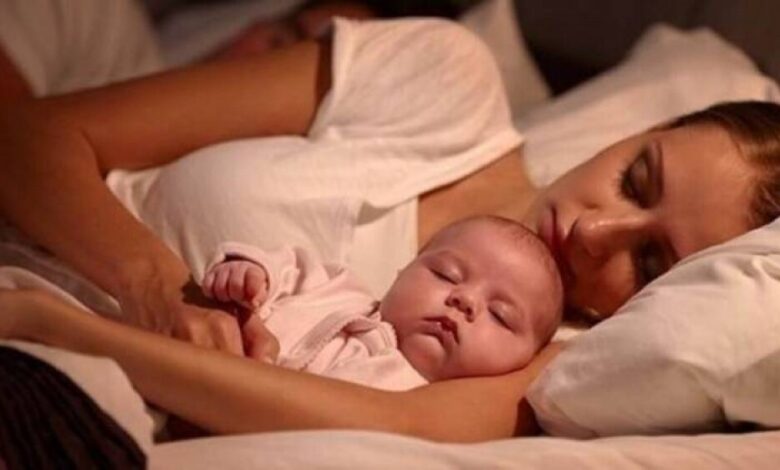 حقائق هامة عن نوم الأم بجوار الرضيع.. تعرف عليها!