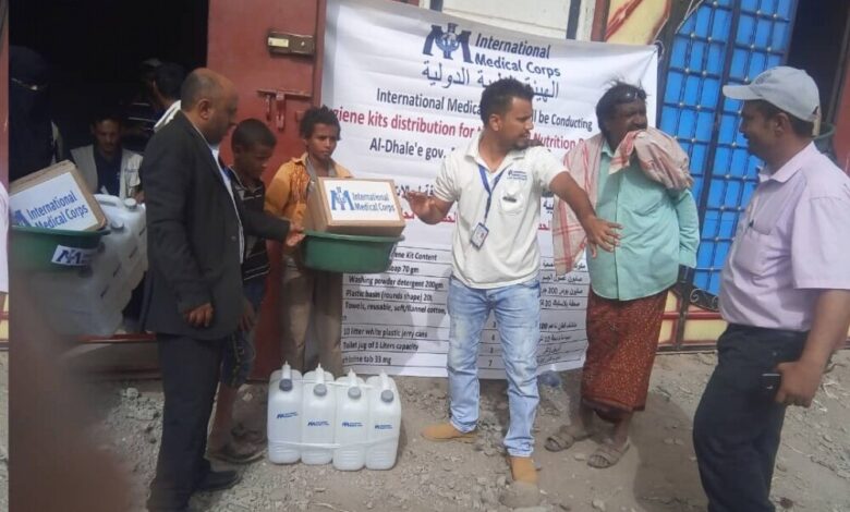 مدير عام الحصين يدشن توزيع سلال النظافة لأسر سوء التغذية