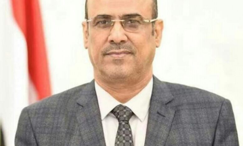 نائب رئيس الوزراء وزير الداخلية يعزي العقيد حسن القاضي بوفاة والده
