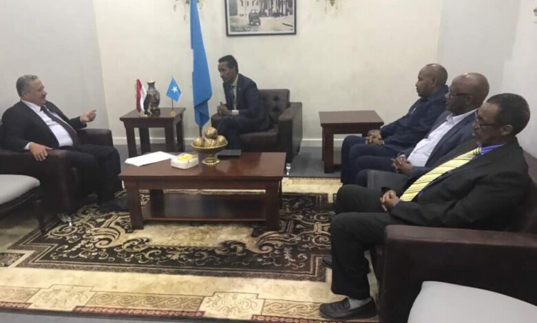 الحنق يبحث مع وزير الدولة للشؤون الخارجية الصومالي تعزيز وتطوير العلاقات الثنائية