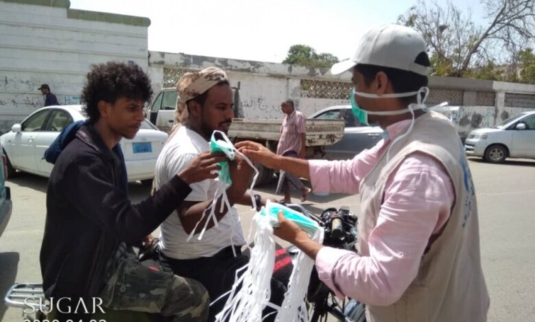 فريق مبادرة "هويتي" يوزع الكمامات الطبية على المواطنين بخور مكسر