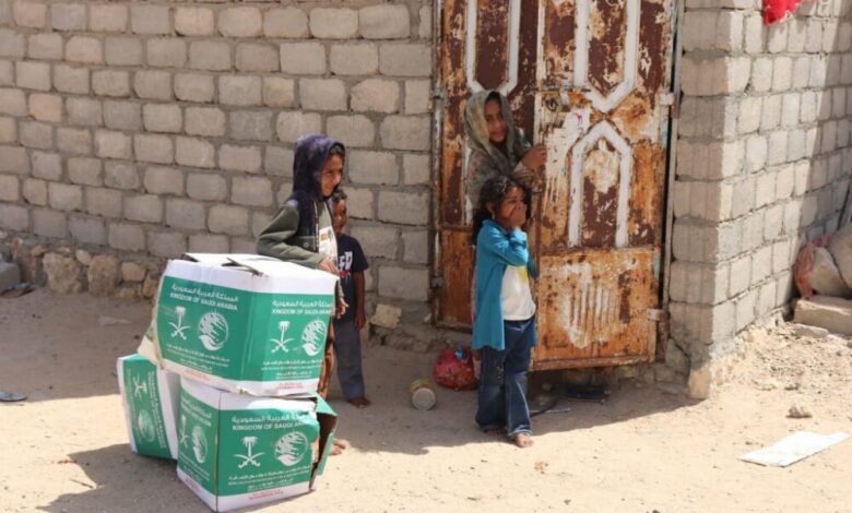 مركز الملك سلمان للإغاثة يدشن توزيع السلال الغذائية بمديريات محافظة المهرة