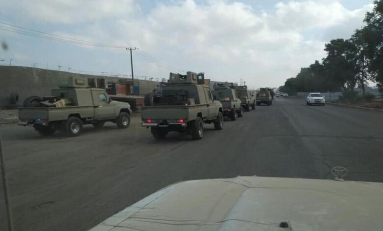 قوات من الانتقالي تعترض تعزيزات سعودية لمعسكر تابع للجيش بأبين وتخلي سبيلها لاحقا