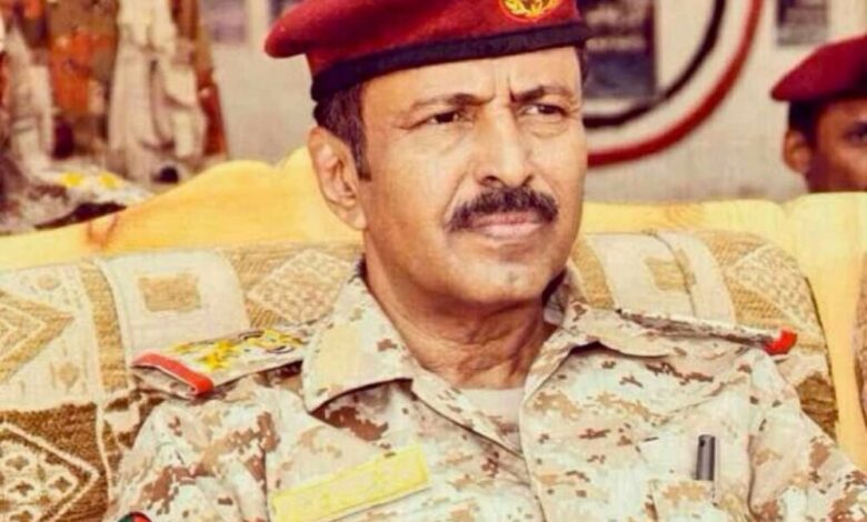 قائد اللواء 115 مشاة يعزي بوفاة اللواء الركن احمد علي هادي
