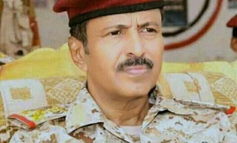 العقيد محمد عبدالله حسين الحداد يعزي في وفاة قائد اللواء 315 مدرع