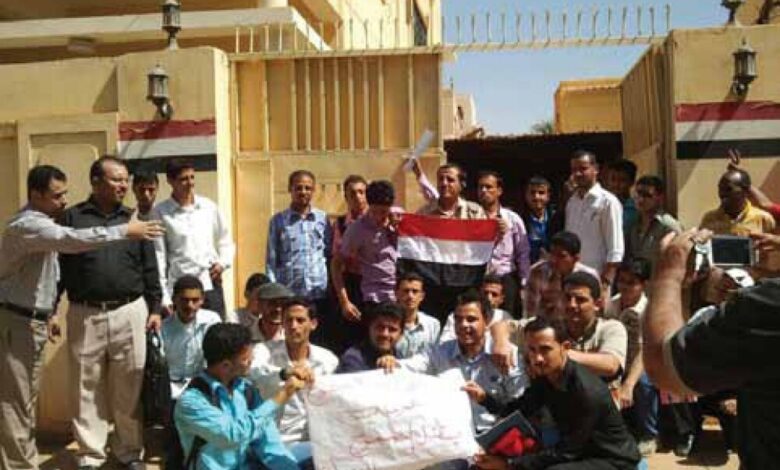 العالقون اليمنون بالسودان يدعون إلى وقفة احتجاجية أمام السفارة اليمنية .. 