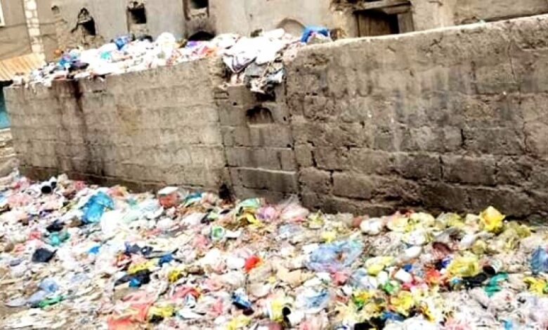 ابين : أهالي في مدينة جعار يناشدون بسرعة تنظيف موقع للقمامة بجوار منازلهم