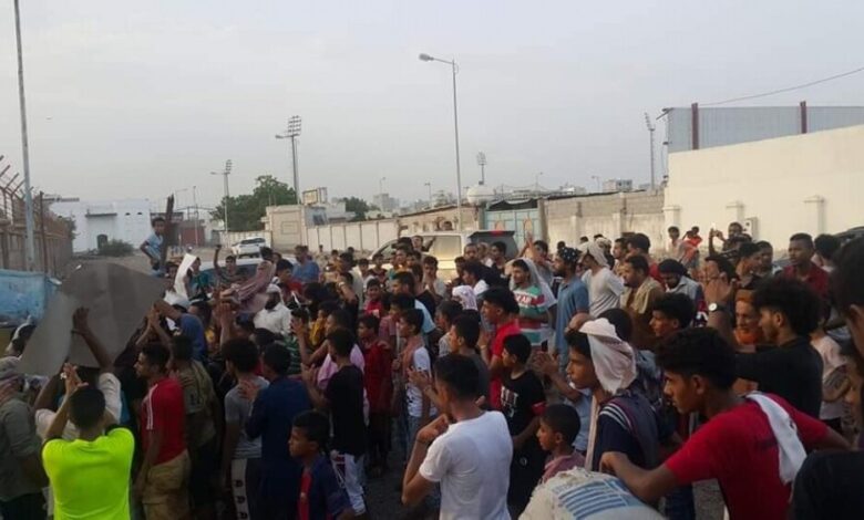 احتجاجات في عدن تطالب باصلاح الخدمات